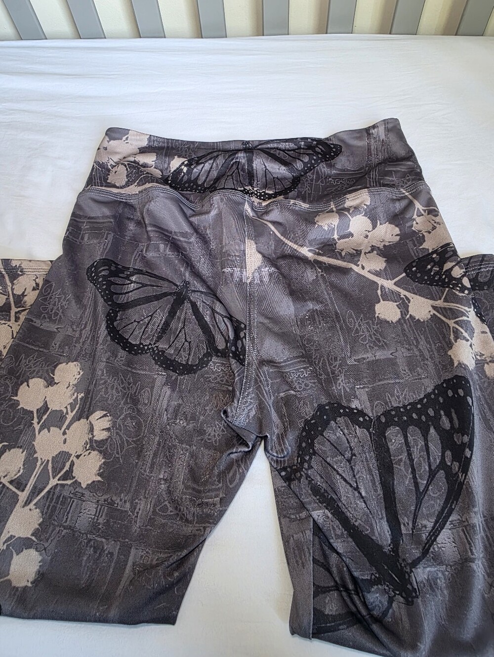 Inspire Gray Butterfly Print Womens Active Crop Leggings Size Large - Picture 6 of 9